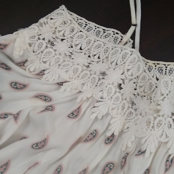 ❤️SOLD!❤️LA Hearts Lacey Paisley Floral Crop Top - Picture 2 of 8